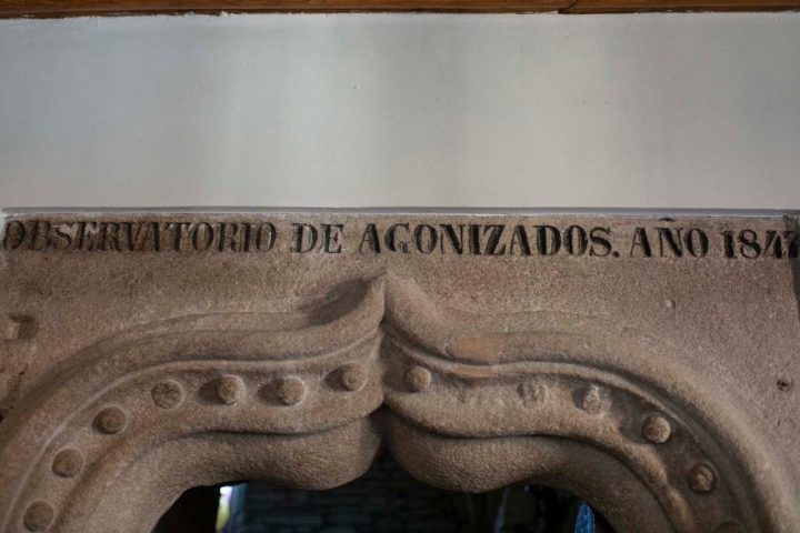 Detalle del dintel de la sala de moribundos o infectados.