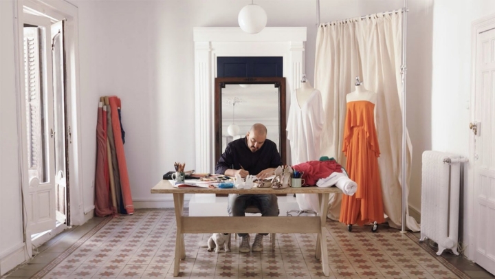 El diseñador Juan Duyos, en su estudio de alta costura.