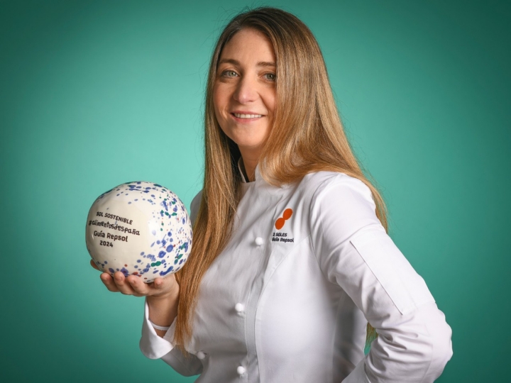 Lucía Freitas, del restaurante 'A Tafona', junto a su galardón de Sol Sostenible 2024.