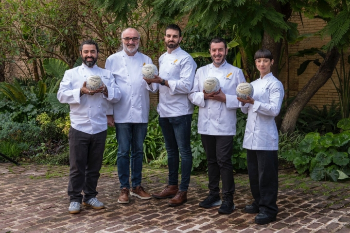 Los cuatro restaurantes galardonados con el premio Sol Sostenible #AlimentosdEspaña 2026 posan en los jardines de Bombas Gens (Valencia).