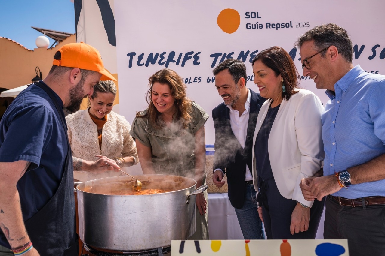 Autoridades locales, como el vicepresidente y consejero de Turismo del Cabildo de Tenerife, Lope Afonso, o la consejera delegada de Turismo de Tenerife, Dimple Melwani, junto a la directora de Guía Repsol, María Ritter.