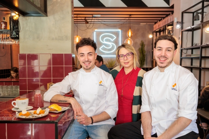  Javier Sanz y Juan Sahuquillo junto a Cristina Hernández..