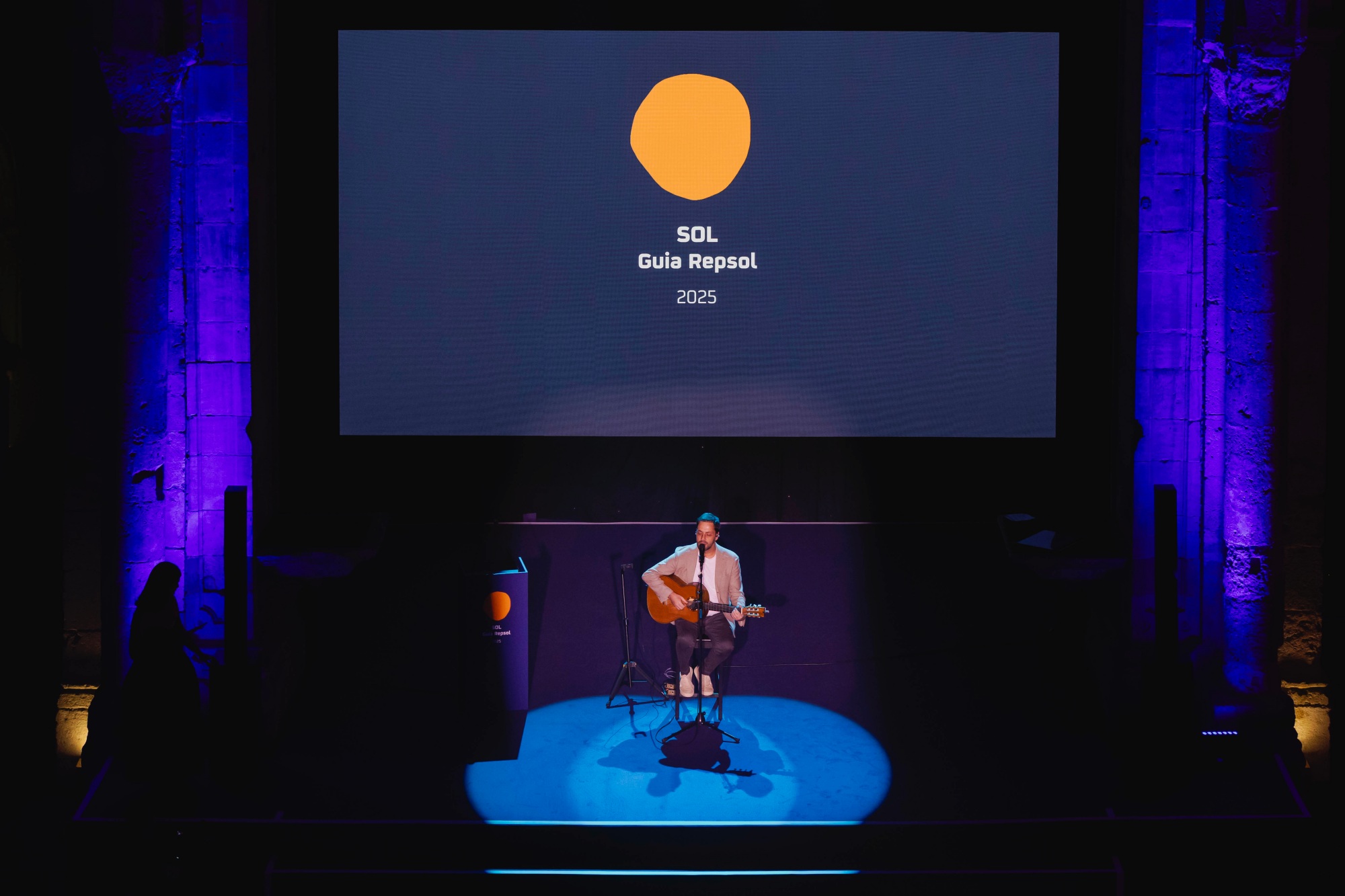 El músico portugués António Zambujo puso el broche musical.