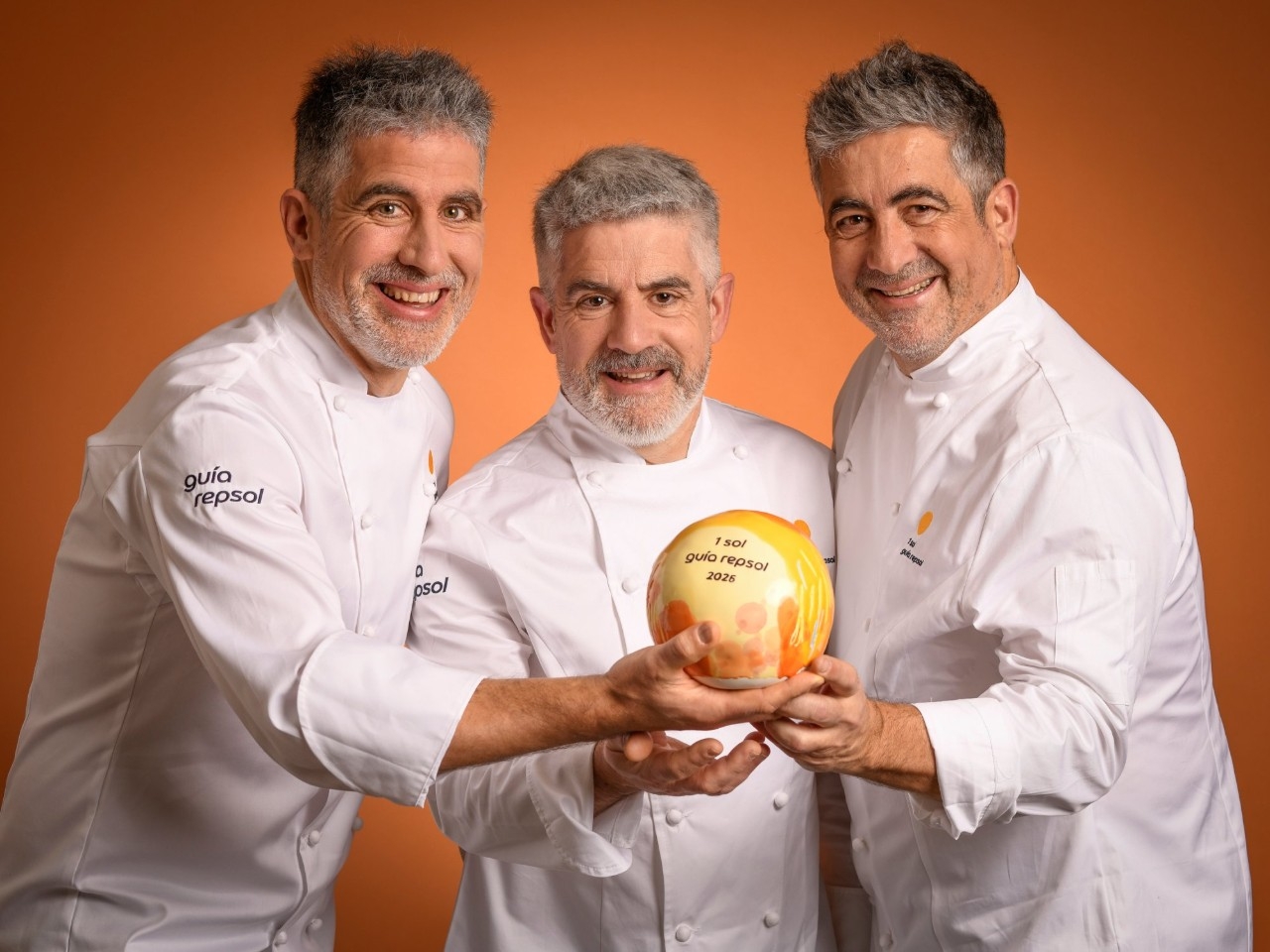 Los hermanos Kepa, Gorka y Mikel Txapartegi, del asador Sutan (Hondarribia, Gipuzkoa).