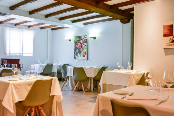 Su carta realza el recetario tradicional extremeño y los productos del Valle de Ambroz.