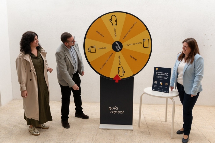 Manopla, tabla de madera, cuchara de madera, delantal y tote bag son los obsequios que se han sorteado. Foto: Alex Espuny