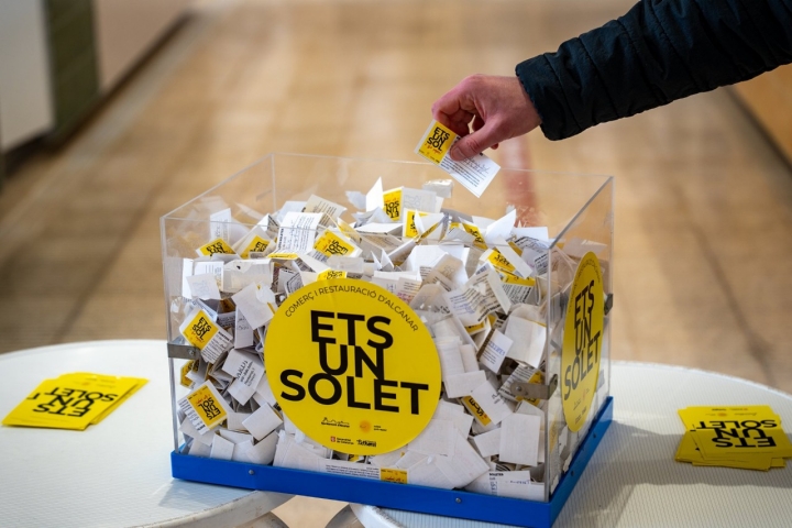 Dando a conocer el nombre de los ganadores de la campaña Ets un Solet. Foto: Alex Espuny
