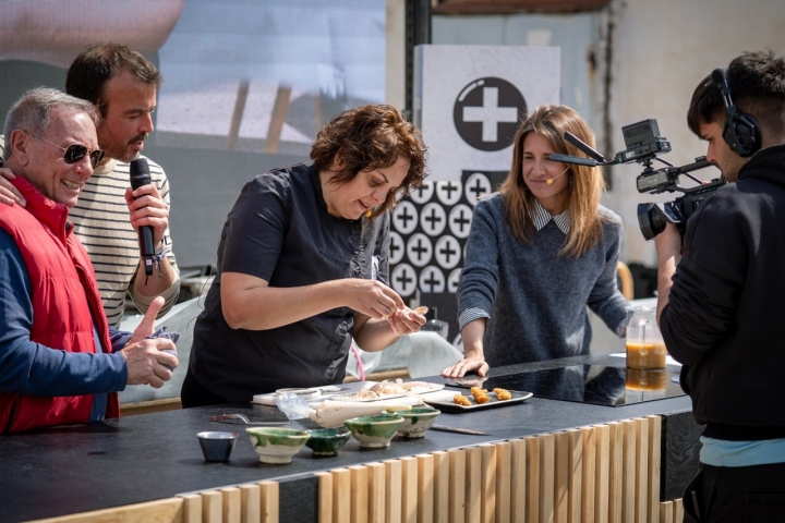 Aida Reverté ha cocinado frente a vecinos de Alcanar.