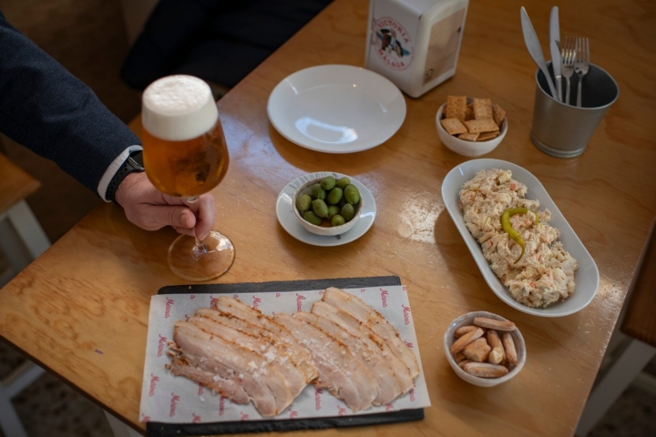 LORENA LÓPEZ, MARTA BERENGUER Y LISI LINDER. Actrices y  propietarias de Merino Bar