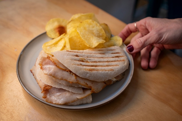 LORENA LÓPEZ, MARTA BERENGUER Y LISI LINDER. Actrices y  propietarias de Merino Bar