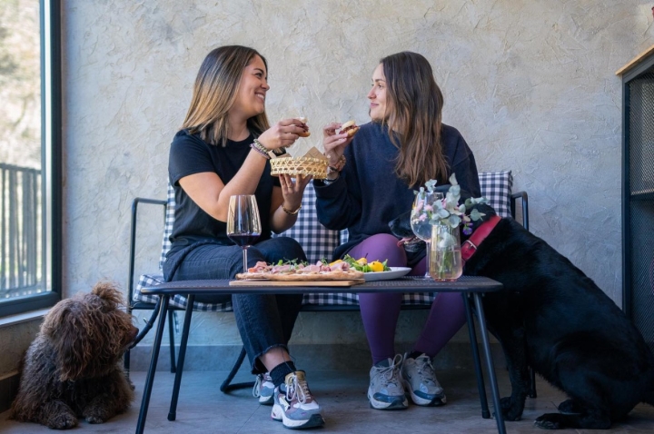 Rico picoteo en buena compañía tras una ruta. Foto: Facebook ‘Camping La Trapera’