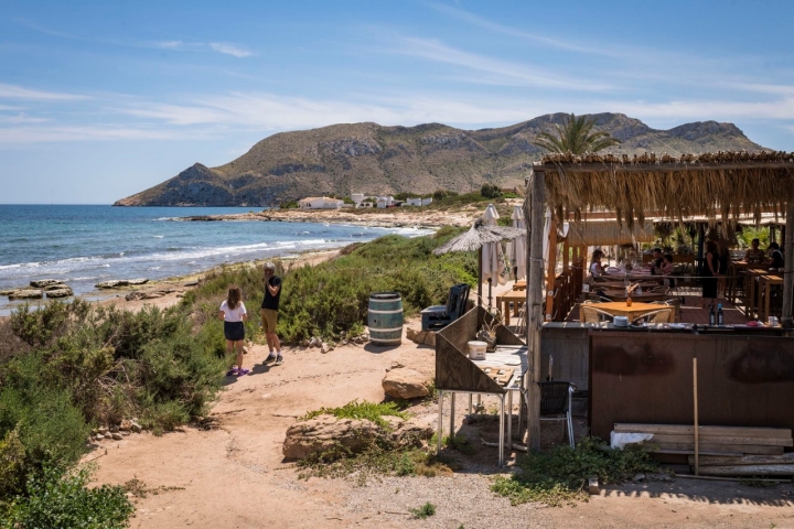 El Cabo Cope protege al chiringuito del viento y refuerza la belleza natural de la playa