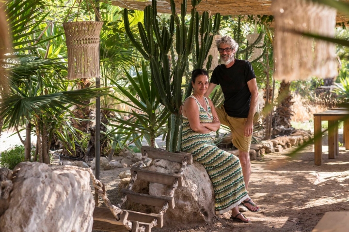 Esmeralda Segura y Julio Miralles, socios de ‘El Sombrerico’, un oasis en Águilas