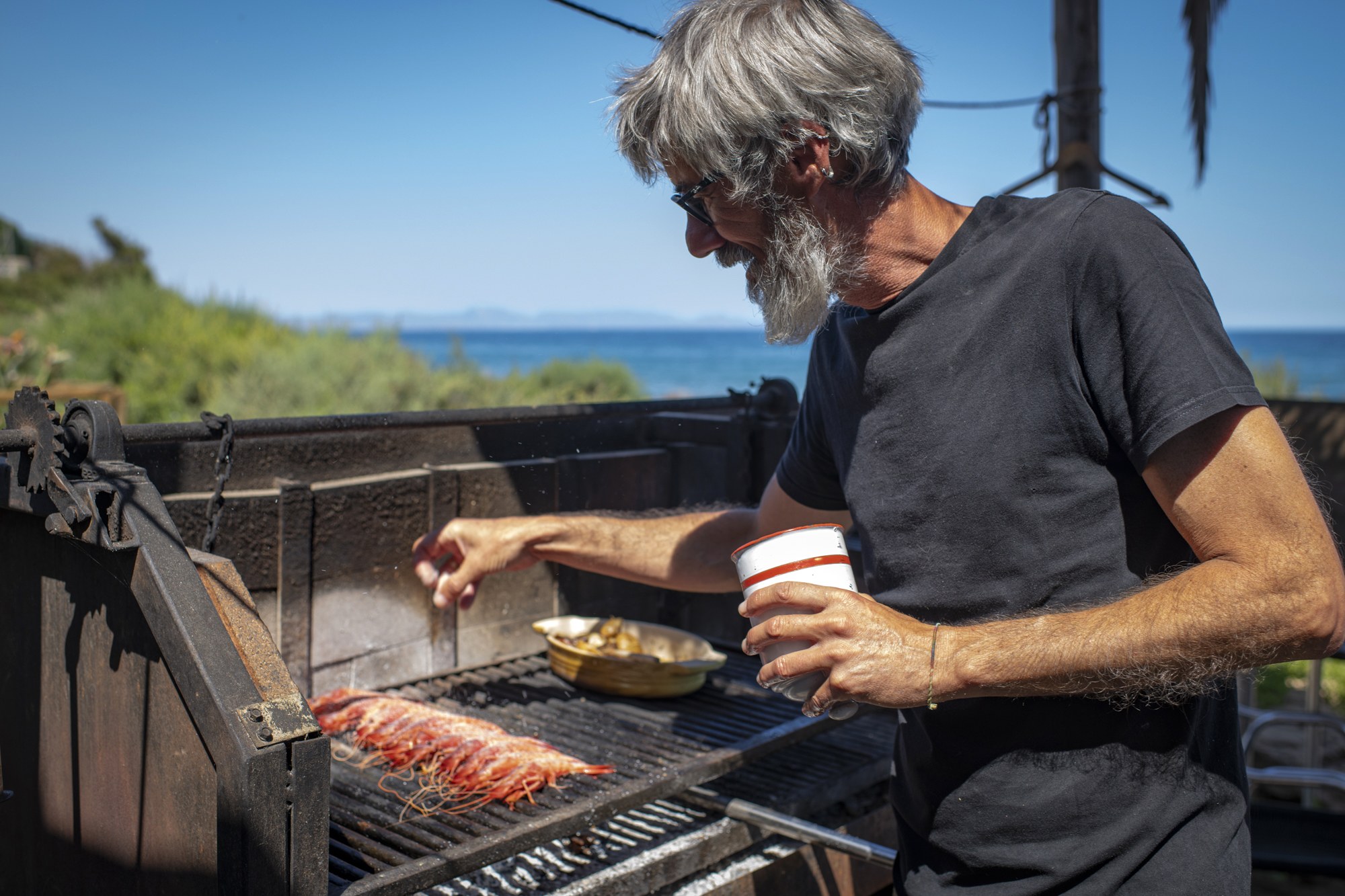 Las brasas de almendro y encina sobre las que se cocina un producto excelente