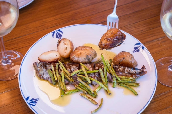Estornino con ajetes y patatas asadas