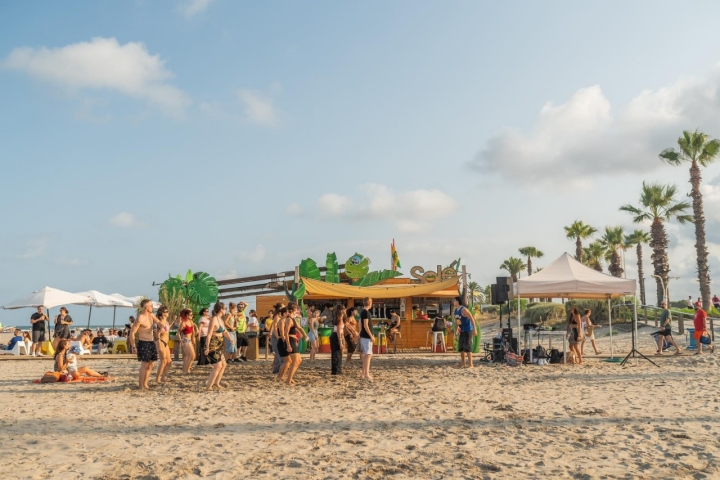 Un baile en grupo con los pies en la arena. Foto: Facebook 'Sole Rototom Beach'