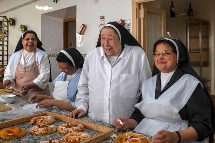  Monasterio Comendadoras de SantiagoSor María Auxiliadora)Mantecados, alfajores, roscos, anguila de mazapán para pinta