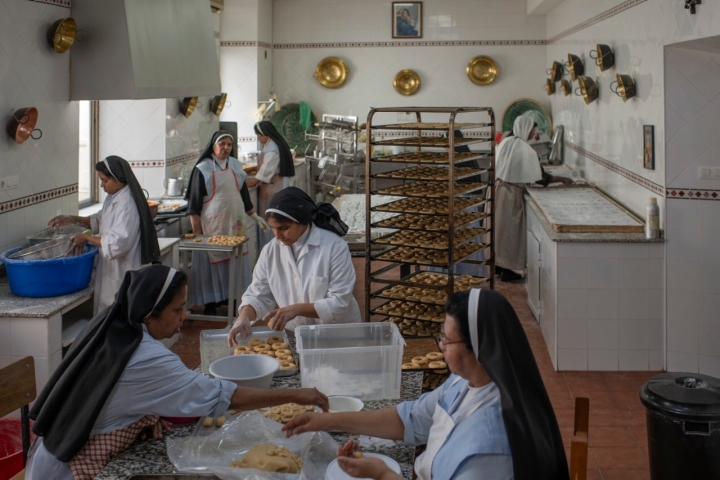  Monasterio Comendadoras de SantiagoSor María AuxiliadoraMantecados, alfajores, roscos, anguila de mazapán para pintar