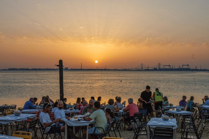 La puesta del Sol desde 'El Bartolo', patrimonio gaditano.