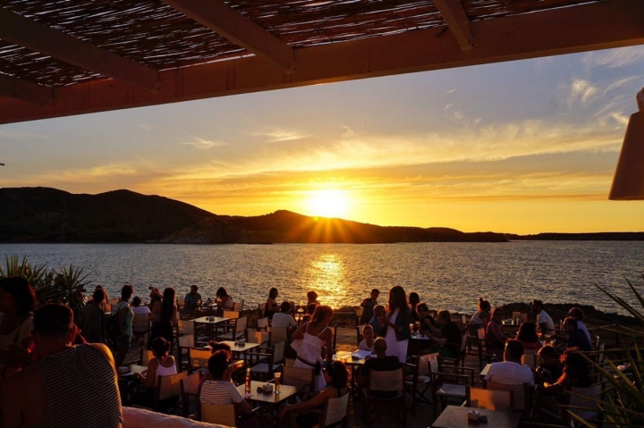 El sol se esconde tras Fornells. Foto: Facebook 'Isabella Beach Club'
