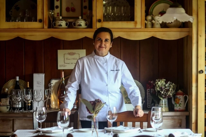 Adela Alonso posa su restaurante de hace décadas. Foto: Pablo Lorenzana