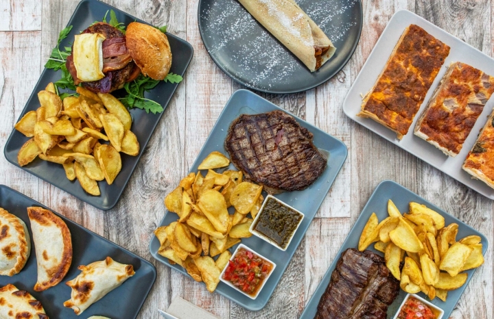 La mesa puesta en ‘Buenas y Santas’. Foto: Facebook ‘Buenas y Santas’