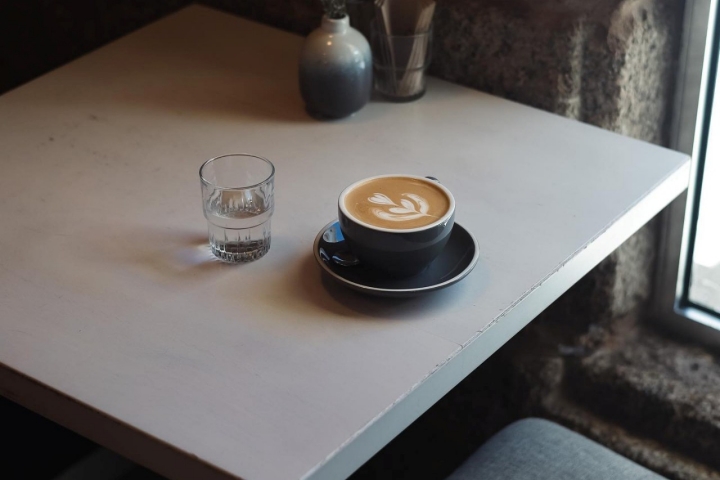 Café y agua, a veces no hace falta nada más. Foto: Facebook ‘Singular’