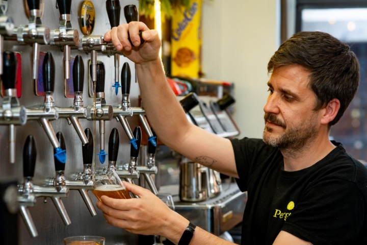 En 'La Ilustre' cuentan con medio centenar de referencias cerverceras.