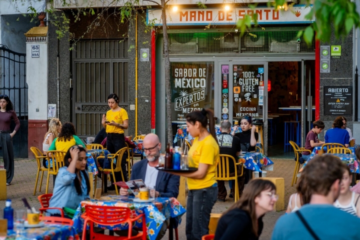 'Mano de Santo' y su colorida y animada terraza en la Alameda de Hércules.