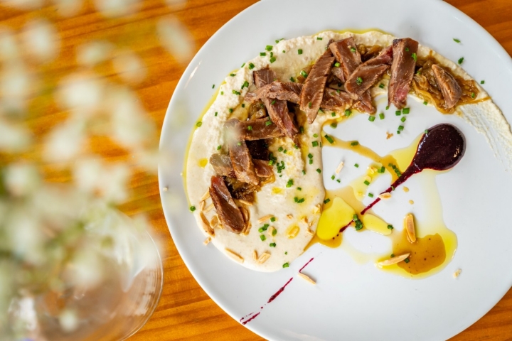 En 'Estraperlo' el tataki lleva ajoblanco, cebolla pochada y uvas.