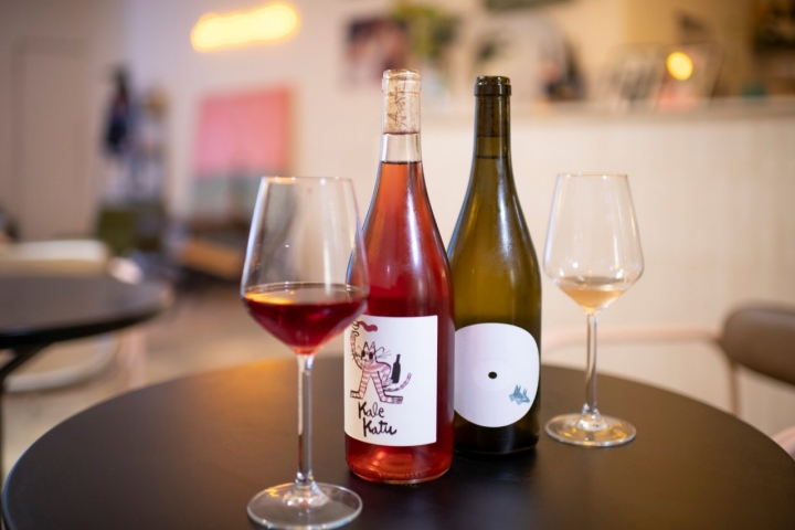 BAR DE VINOS NATURALES Y CAFÉ