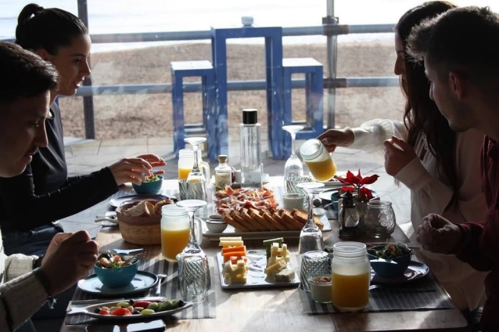 ¿Qué tal un desayuno frente al playa de Luanco? Foto: Facebook 'La Playa by Chus'