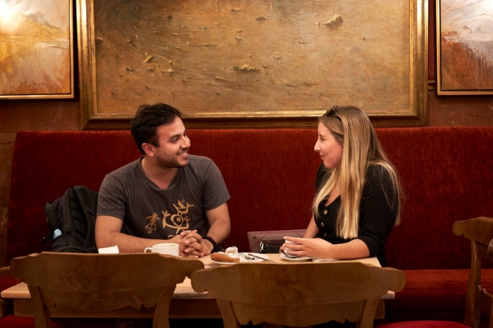 Los sofás de la chocolatería invitan a pasar la tarde. Foto: 'Can Joan de s'Aigo'