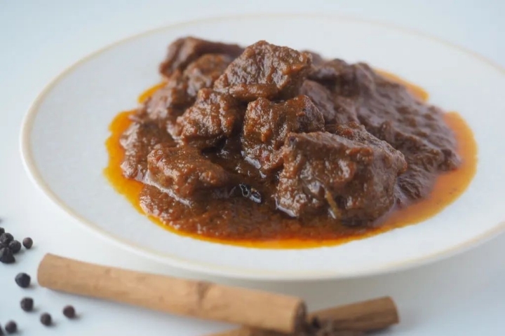 El 'rendang' es curry de ternera estilo indonesio y en 'Harum Manis' lo hacen muy rico. Foto: Facebook 'Harum Manis'