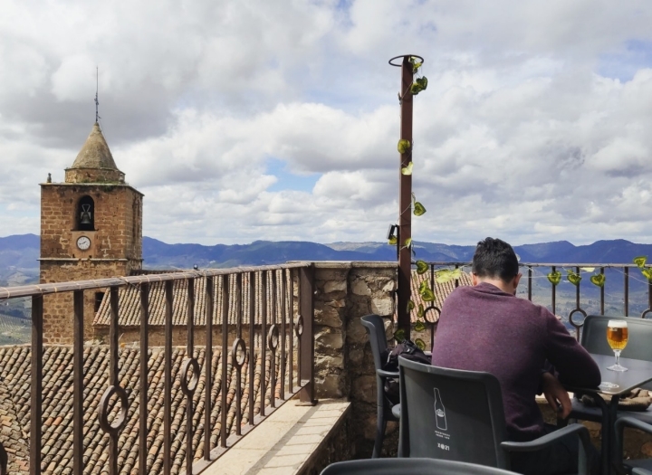 Un mar de olivos frente a la terraza. Foto: Facebook ‘La Mesa Segureña’