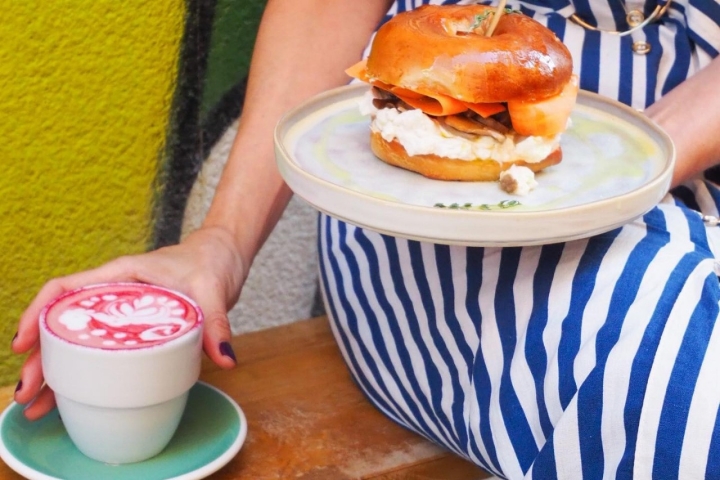 Merece la pena pedir un bagel en 'Urbano'. Foto: Facebook 'Urbano Specialty Coffee'