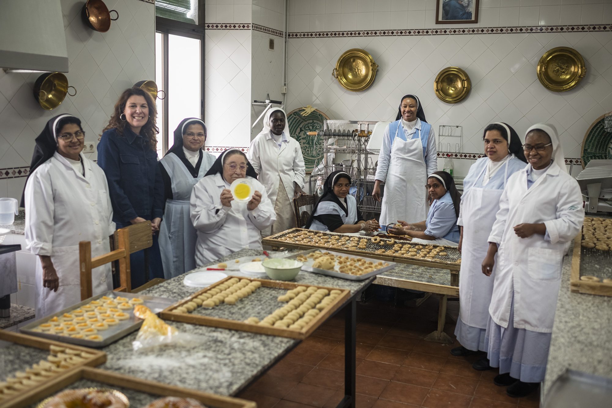 Emoción entre las religiosas al recibir el galardón.