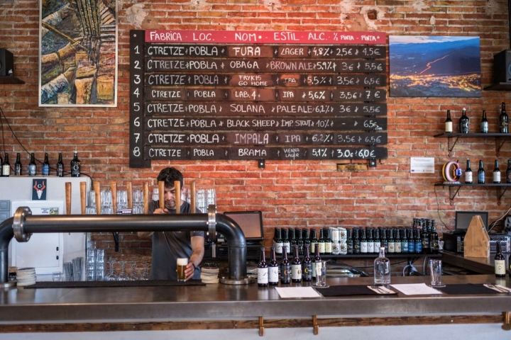 Un fábrica de cerveza donde sentarse a tomar algo en plenos Pallars. Foto: Alfredo Cáliz