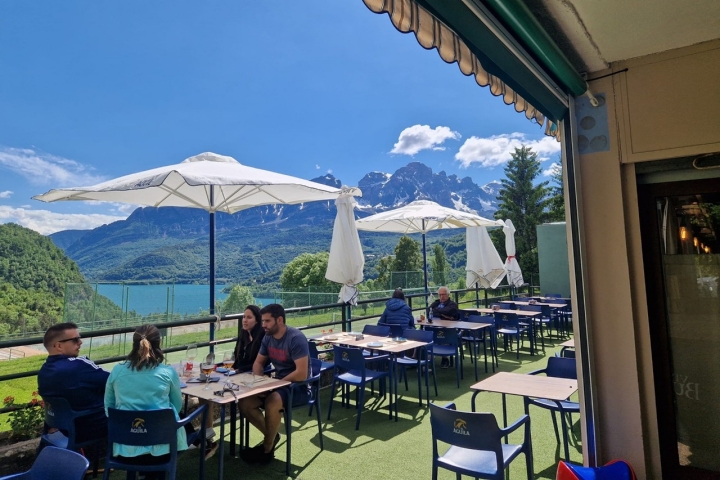 La terraza de ‘Daroga’, en Panticosa, parece un croma. Foto: Facebook ‘Daroga Bar by Ibon Bistró’