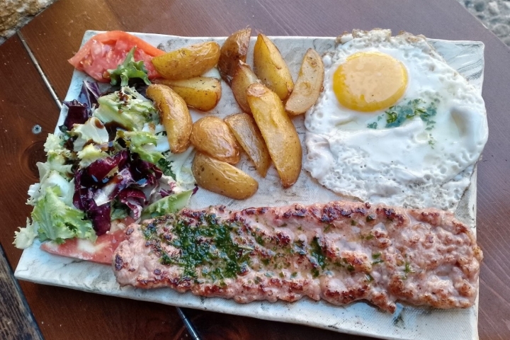 ¿Un plato combinado en ‘Le Petit Bistró’? Foto: Facebook ‘Le Petit Bistró’