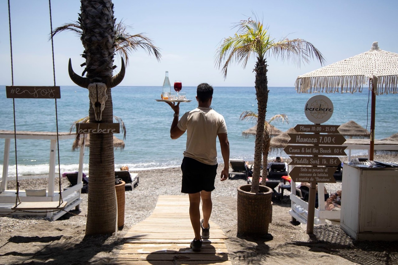 Málaga (España) Vélez-Málaga 15/06/2024 Reportaje del chiringuito Berebere Oasis de Mar, ubicado en la zona de Torre del Mar de la localidad de Vélez-Málaga (Málaga), que lleva el empresario José María Alba.Foto: Daniel Pérez