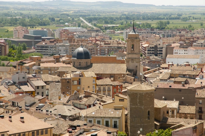 La Basílica de San Lorenzo domina la vista aérea de Huesca. Foto: Shutterstock.