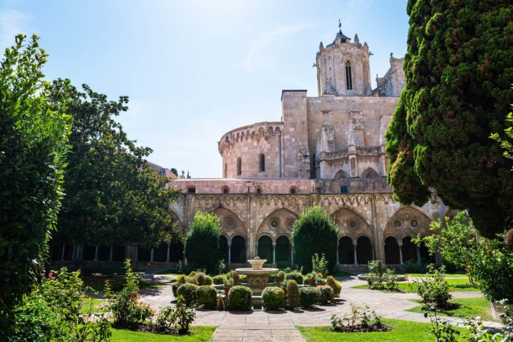 Claustro de la Catedral de Santa María en la parte alta de tarragona