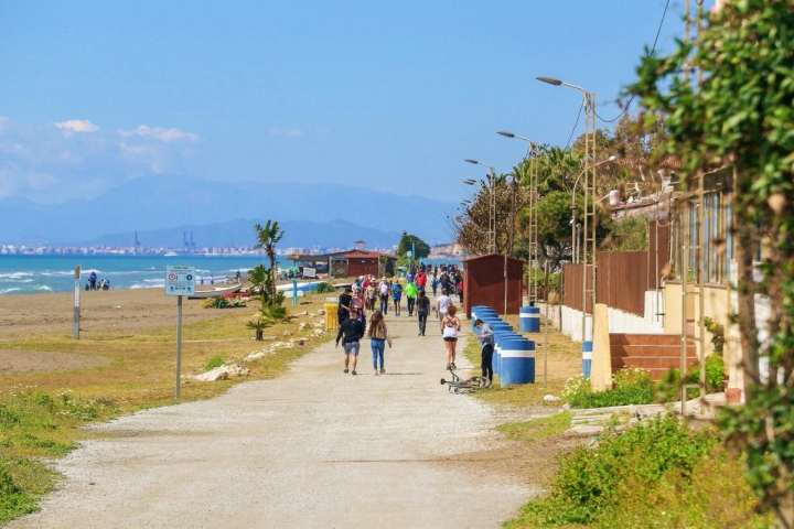 Paseantes por la Senda Litoral (costa de Málaga)