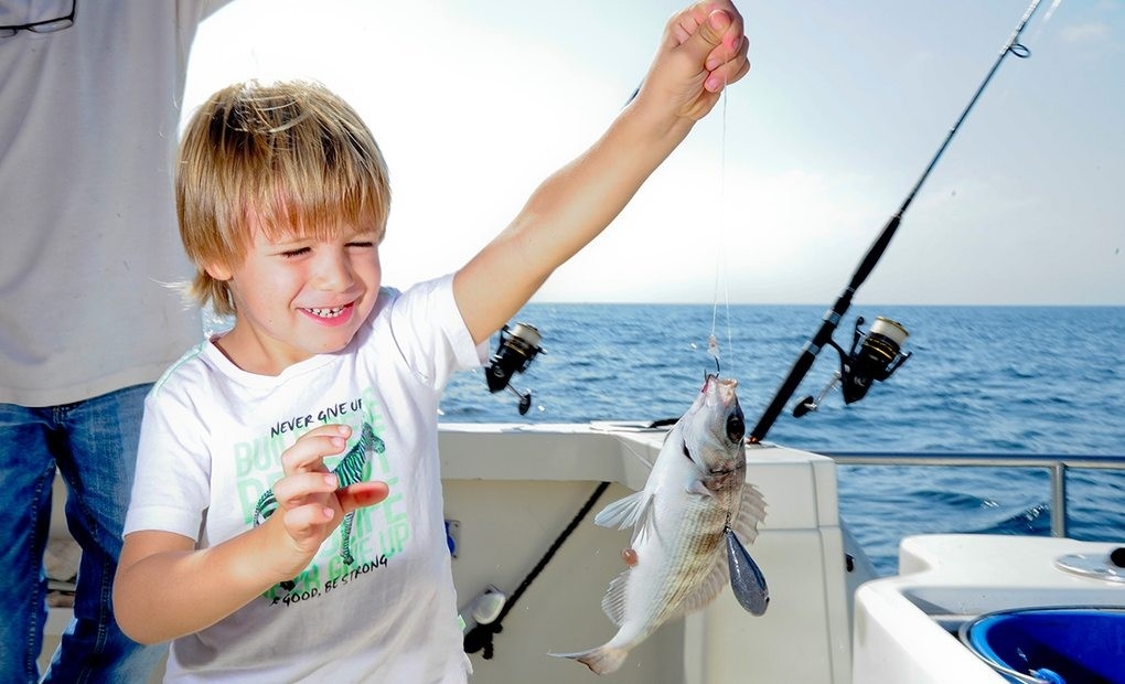 Ilusión en el barco con la pesca.