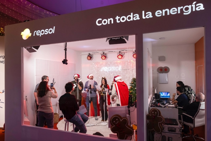 Gente cantando villancicos