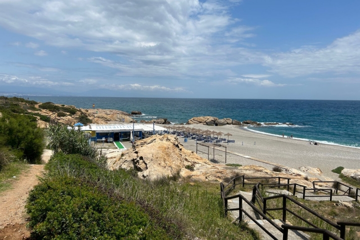 La playa de Punta Chullera, en Manilva, marca el cambio de la provincia de Málaga al Campo de Gibraltar de Cádiz. 