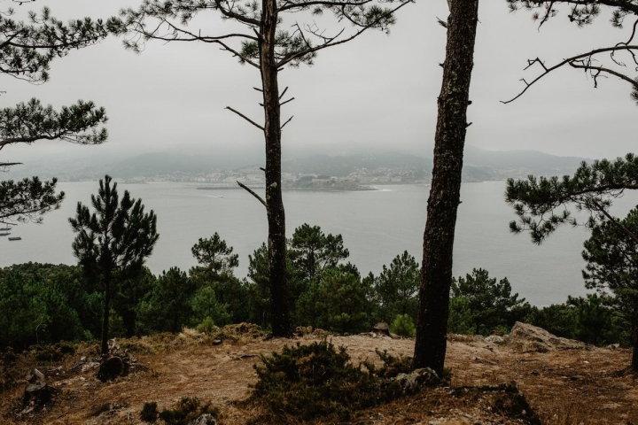La península de Monteferro se adentra en el mar y está plagada de pinos y eucaliptos.