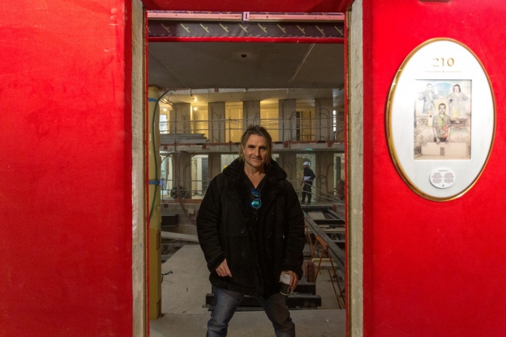 La rehabilitación del teatro ocupa gran parte de su tiempo.