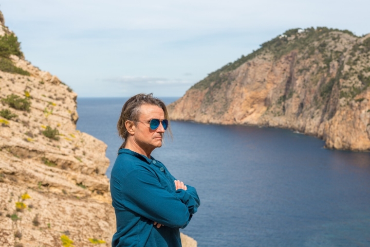 Nacho Cano vive entre Madrid e Ibiza, donde tiene su casa,